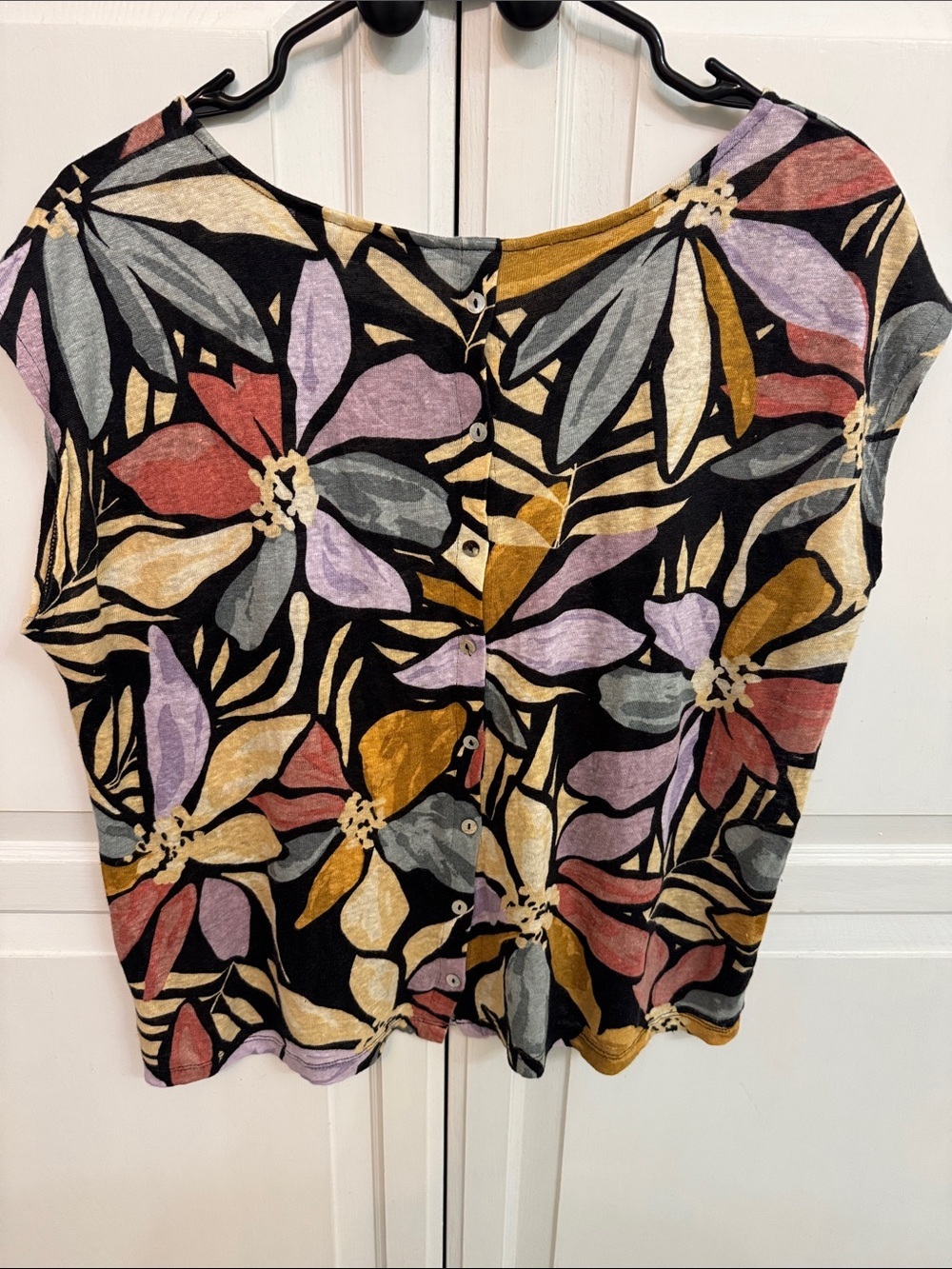 Nicole Miller Black Floral Cap Sleeve Linen Tee with Multicolor Blooms. Size M - Picture 5 of 6